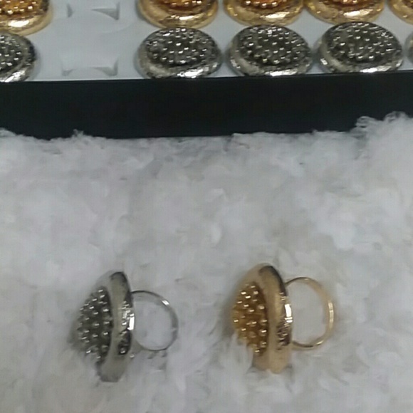 Wholesale box with 12 fashion rings - Picture 2 of 3
